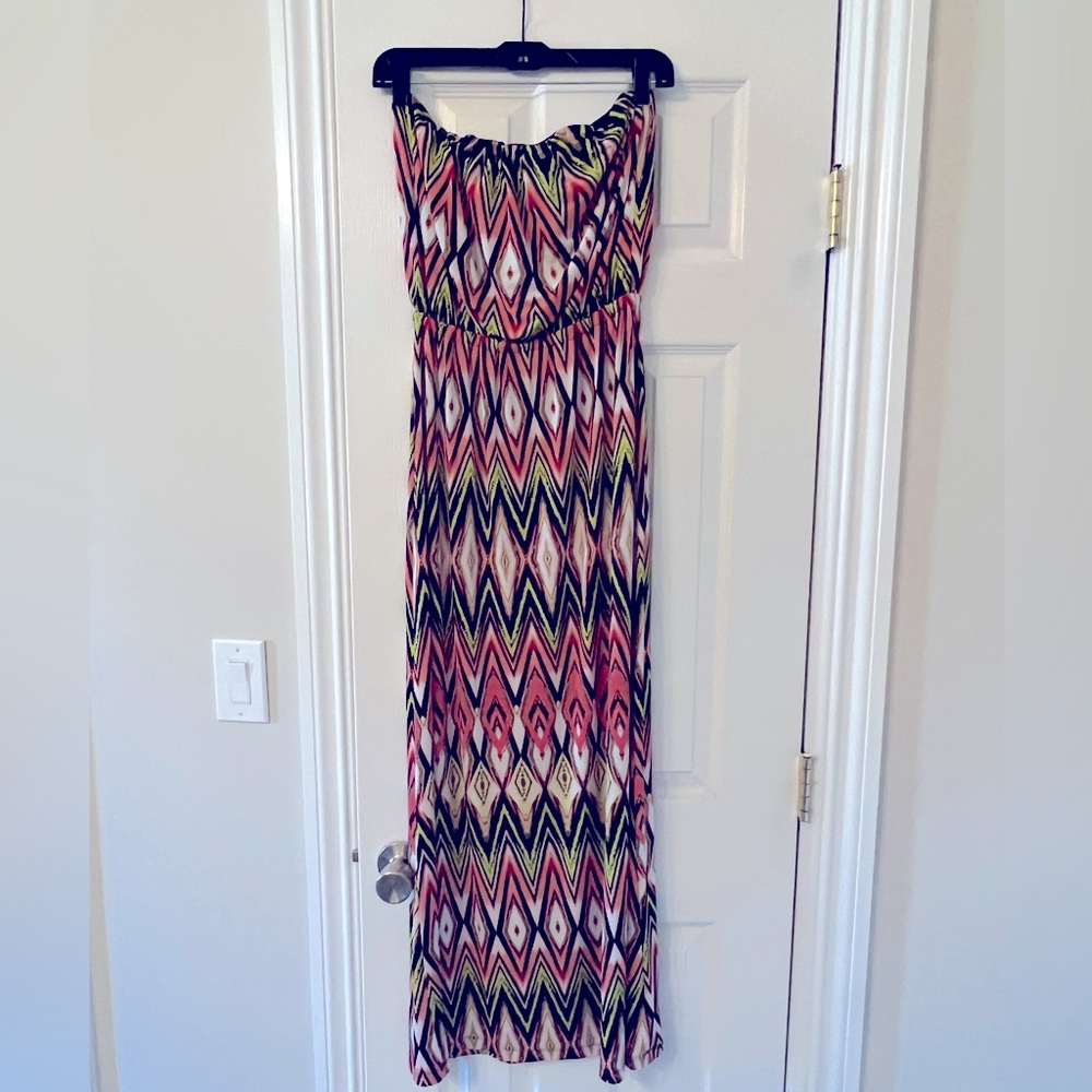 Size medium strapless maxi dress. I would say it fits a size 8-10 comfortably